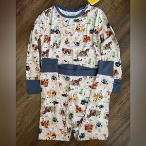 NWT Kindthing farm sounds 2 piece pajama set 9/10